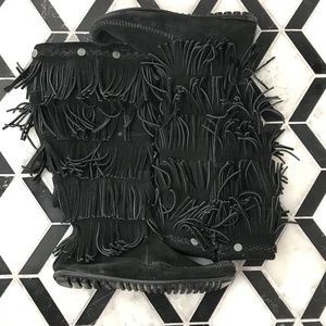Minnetonka black 5 later fringe boots
